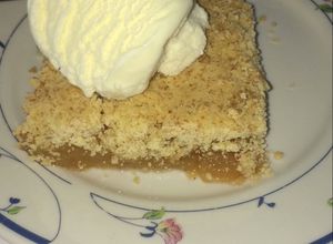 Una foto de Crumble de manzana con helado de crema arriba