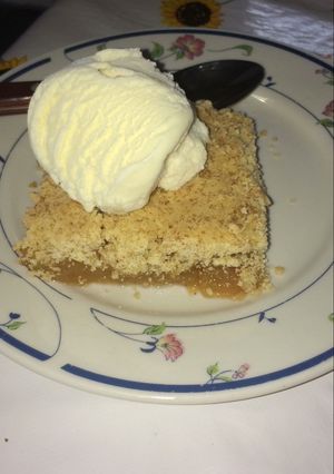 Una foto de Crumble de manzana con helado de crema arriba