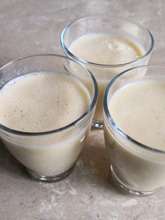 Una foto de Batido de plátano refrescante