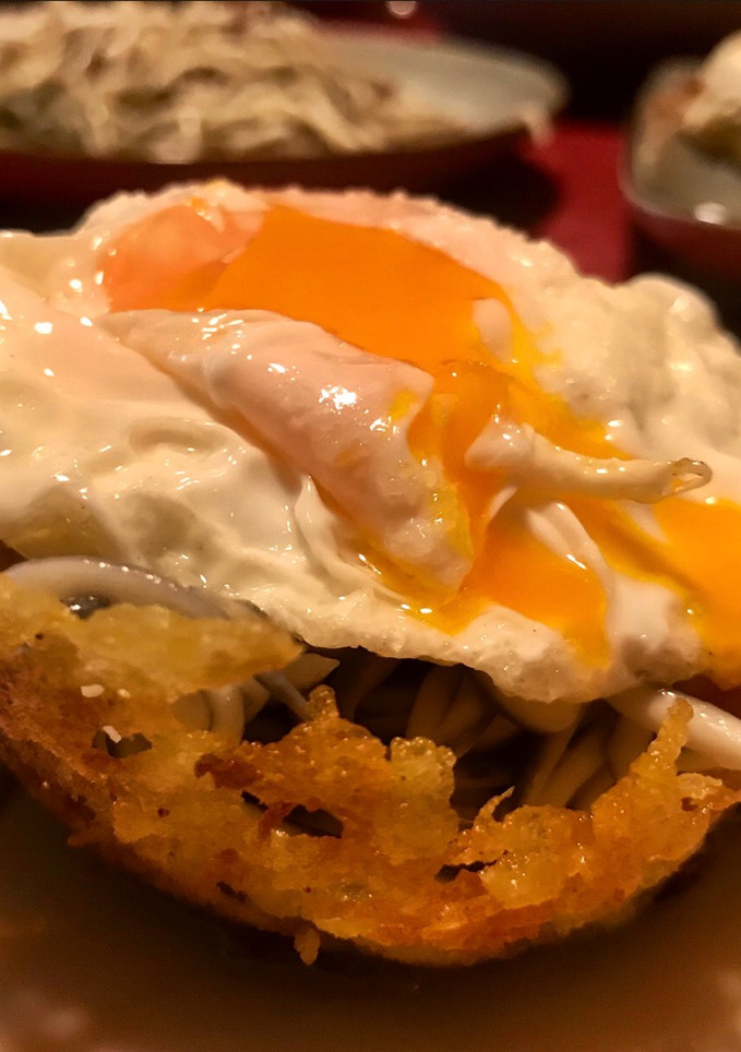 Una foto de Nidos de patatas, gulas al ajillo y huevo 😍😍