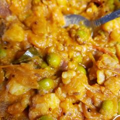 A picture of Potato and peas masala.