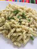 Pasta fría con pesto de palta