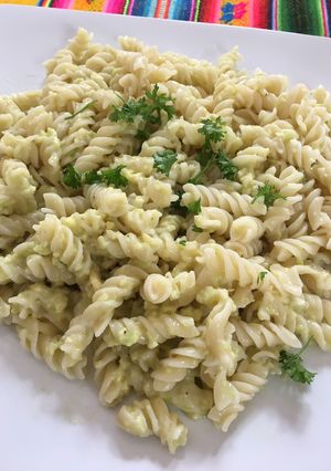 Una foto de Pasta fría con pesto de palta