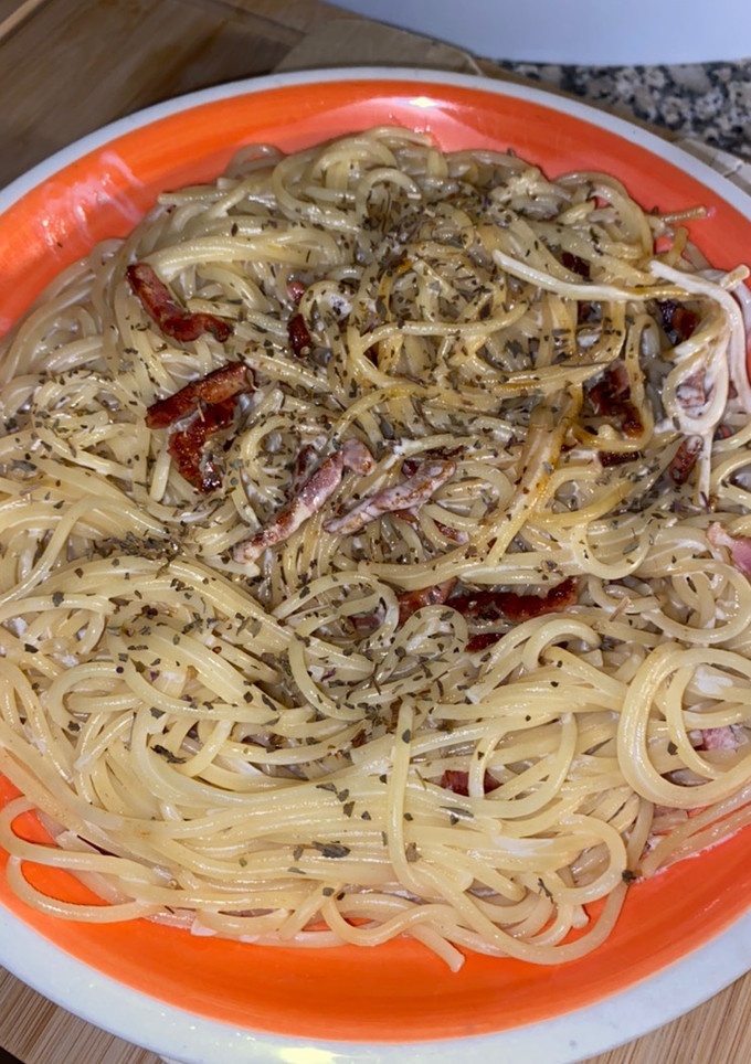 Una foto de Espaguetis con nata y bacon