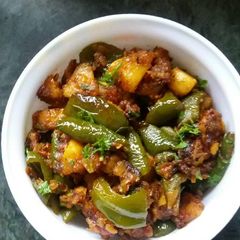 A picture of Aloo capsicum.