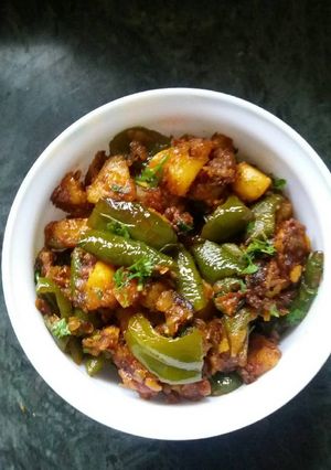 A picture of Aloo capsicum.
