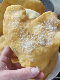 Una foto de Torta fritas esponjosas de mi amorci 😍❤️