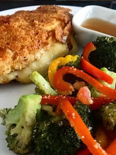 Una foto de Pechuga apanada rellena de queso