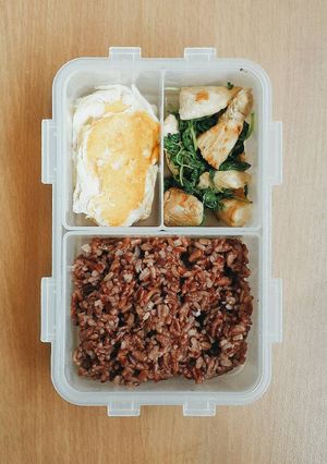รูปของ ข้าวกล้องกะเพราอกไก่ไข่ดาว [คลีน]
