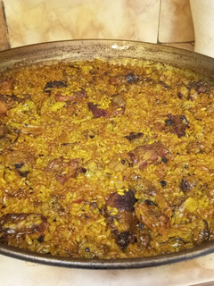 Una foto de Paella de costillas y coliflor