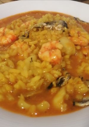Una foto de Arroz meloso de sepia, cocochas de merluza y gamba roja