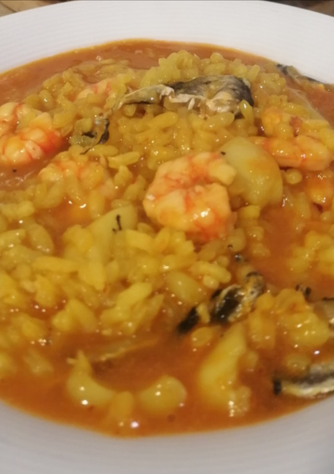 Una foto de Arroz meloso de sepia, cocochas de merluza y gamba roja