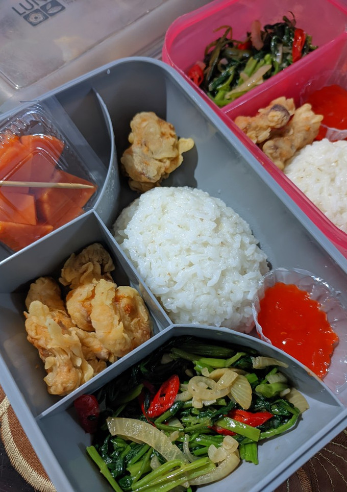 Foto resep Bekal Sekolah Tumis Kangkung & Ikan Goreng Tepung