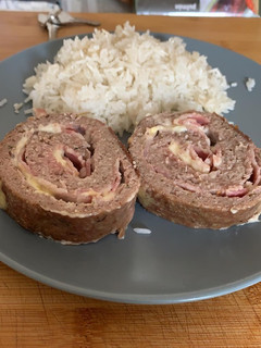 Una foto de Rollo de carne con bacon y queso