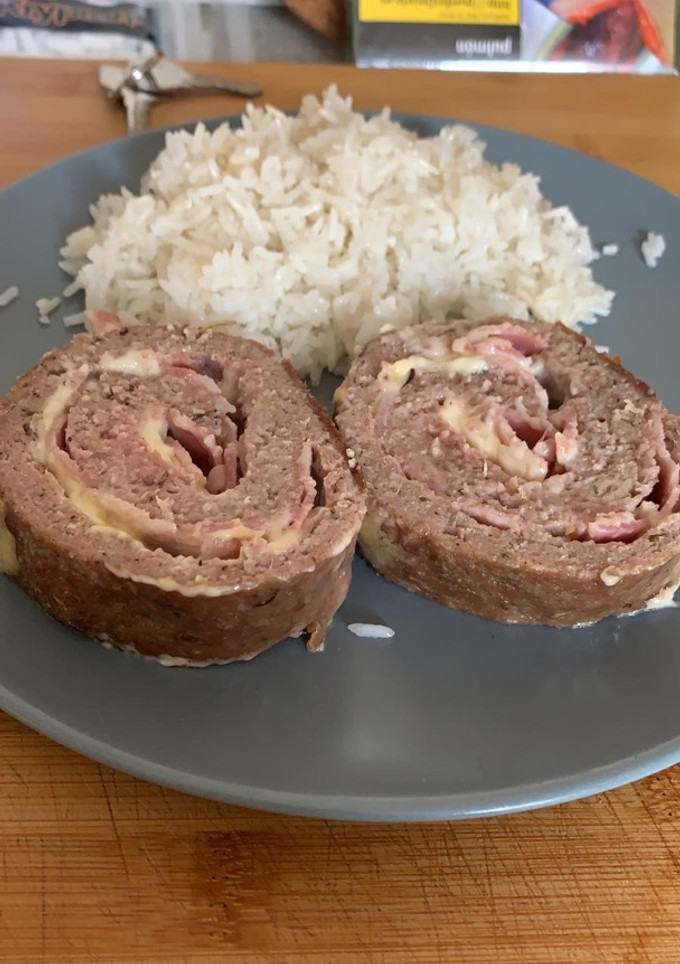 Una foto de Rollo de carne con bacon y queso
