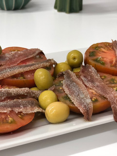 Una foto de Ensalada de tomate Raf con anchoas