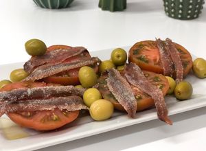 Una foto de Ensalada de tomate Raf con anchoas