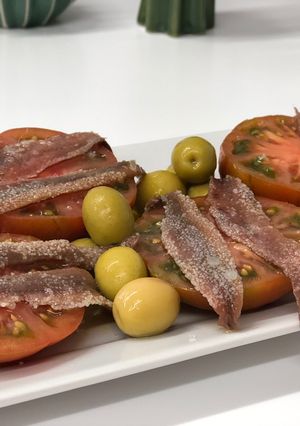 Una foto de Ensalada de tomate Raf con anchoas