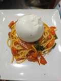 Espaguetis con cherry, espinacas y burrata