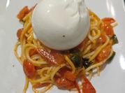 Una foto de espinacas con burrata