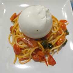 Una foto de Espaguetis con cherry, espinacas y burrata