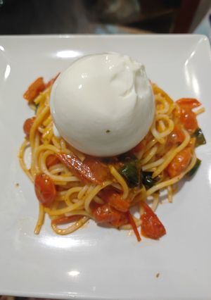Una foto de Espaguetis con cherry, espinacas y burrata