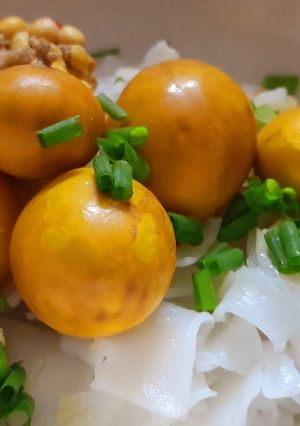 Hình của món Mì lá tươi trộn trứng non.