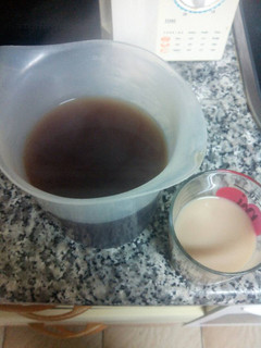 Una foto de Té chai con leche de almendras y miel