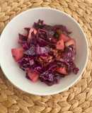 Col lombarda salteada con manzana y uvas