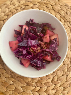 Una foto de Col lombarda salteada con manzana y uvas
