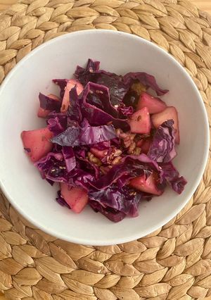 Una foto de Col lombarda salteada con manzana y uvas