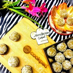 A picture of Mango coconut ladoo.