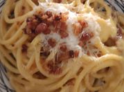 Una foto de carbonara con huevo y guanciale
