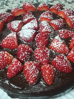 Una foto de Tarta de chocolate con fresas