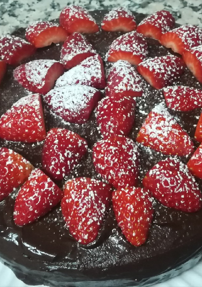 Una foto de Tarta de chocolate con fresas