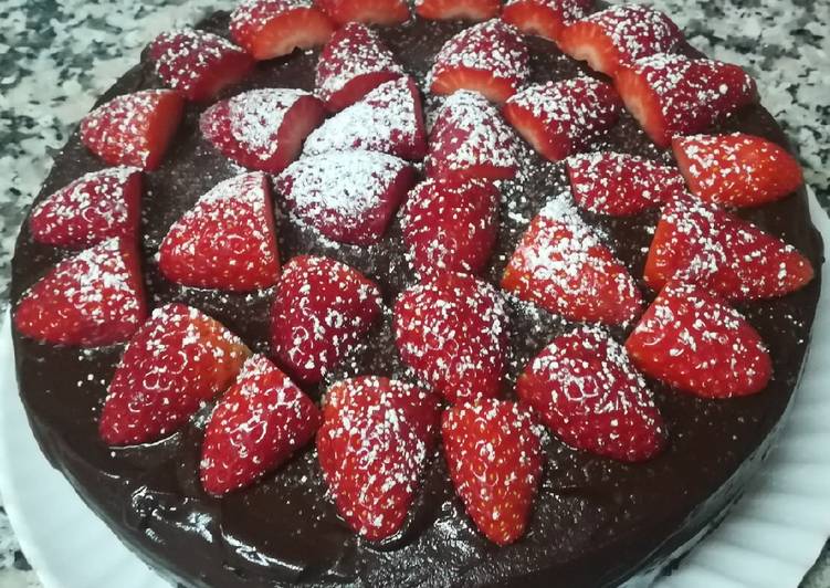 Tarta de chocolate con fresas