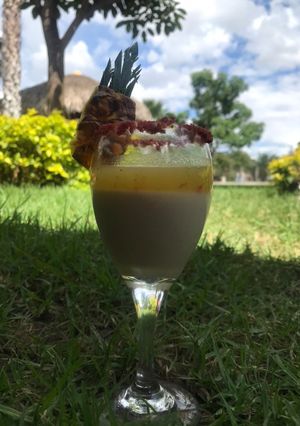 Una foto de Panacotta de coco con coulis de piña