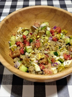 Una foto de Ensalada veraniega de quinoa con hortalizas