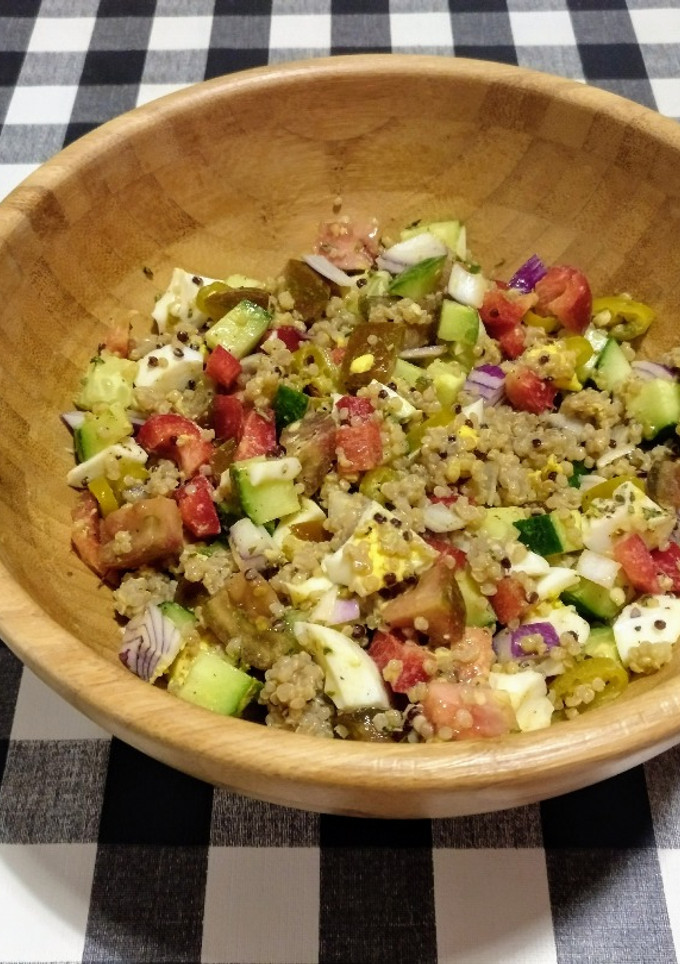Una foto de Ensalada veraniega de quinoa con hortalizas
