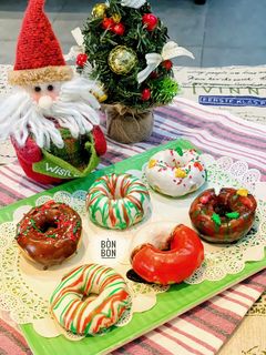 Hình của món Christmas Donuts - Bánh Vòng Giáng Sinh.