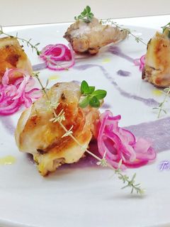 Foto di Coniglio con crema di cavolo viola e cipolla di Tropea