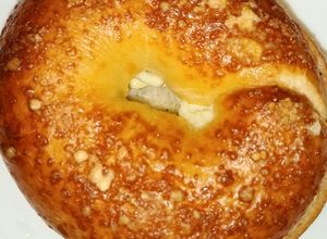 Gambar Bagel dan Tiga Jenis Keju