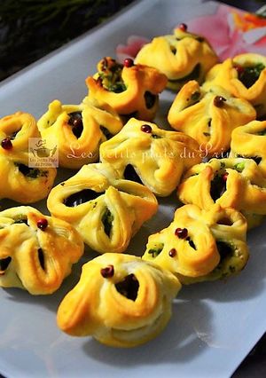 A picture of Mini Puff Pastries with Escargot for Christmas.