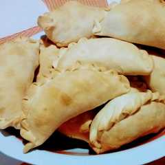 Una foto de Empanadas de pollo y queso