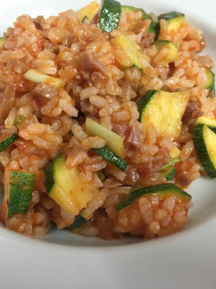 Una foto de Arroz con ajos tiernos y jamón