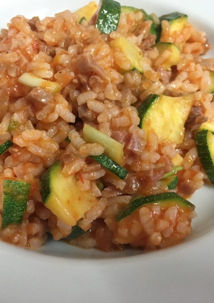 Una foto de Arroz con ajos tiernos y jamón