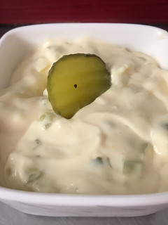Una foto de Salsa tártara con pepinillos
