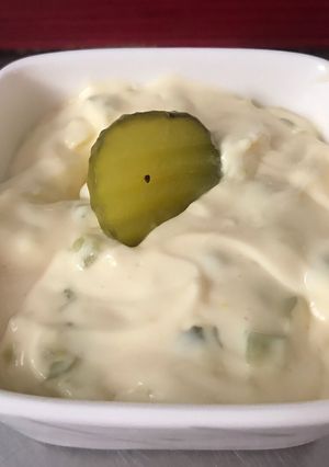 Una foto de Salsa tártara con pepinillos