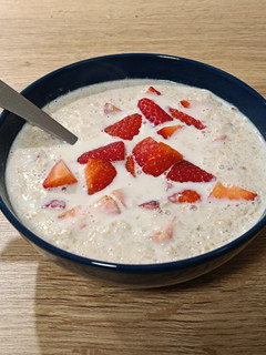 Una foto de Porridge de temporada con fresas