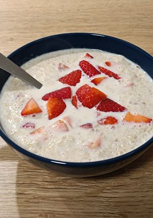 Una foto de Porridge de temporada con fresas